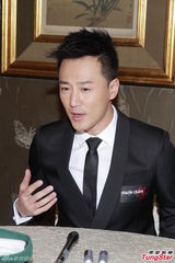 组图：林峰与女友工作中庆生 佘诗曼尊重曾志伟