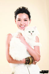 组图：陈炜比基尼上阵 代言美容纤体吸金