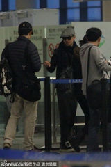 组图：林志颖护子快速离开机场 Kimi童车大睡