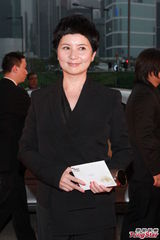 组图：李烈入围最佳女配 黑色套装低调亮相