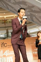 高清图：长腿男神赵寅成亲和 大摆POSE不忘卖萌