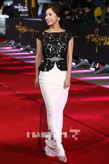 组图：大钟奖颁奖红毯 徐令姬黑白裙高雅柔美