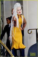 组图：Gaga顶拖把头送飞吻 踩恨天高扮女皇