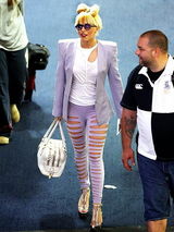 幻灯：时尚教母Lady Gaga09年雷人着装大盘点