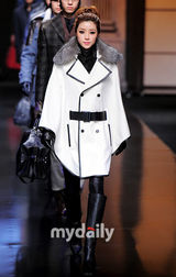 组图：韩星朴寒星首尔时装周走秀 冷艳装扮气质独特