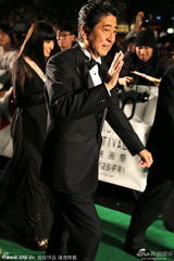 组图：日本首相安倍晋三亮相 和汉克斯握手言欢