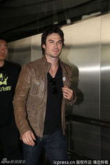 组图：《吸血鬼》伊恩抵京被围堵 挥手帅气卖萌