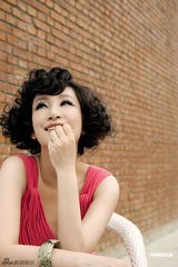 组图：秦海璐最新时尚写真 率真性感女人味十足