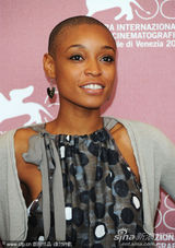 组图：《硬纸盒小镇》记者会 女主角光头造型抢眼