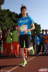 组图：辰亦儒出席运动会 与小朋友装嫩卖萌