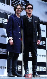 组图：韩片《柏林》开发布会 全智贤优雅亮相