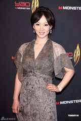 幻灯图：姚明萧亚轩为名品站台 相拥拍照身高悬殊