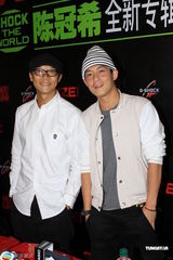 组图：陈冠希上海签售新专辑 称娱乐圈无安全感