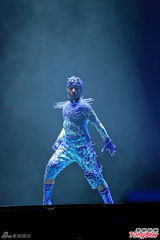 组图：郭富城深圳开唱飞天走地 撑爆战衣秀肌肉