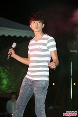 组图：桂纶镁凤小岳出席活动相约夜跑