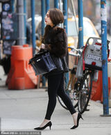 组图：Gaga步行去瑜伽治疗 坐轮椅众人护驾