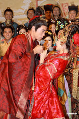 组图：《公主嫁到》新人完婚 陈豪佘诗曼耍花枪