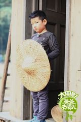 组图：《爸爸》萌娃接力 石头化身柔情男子汉