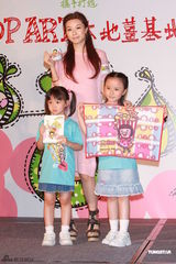 组图：邓丽欣出席活动粉色长裙显娇俏