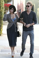 高清组图：凡妮莎-哈金斯街拍牛仔拼接裙搭黑帽