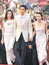 组图：梁朝伟红毯同牵刘嘉玲章子怡