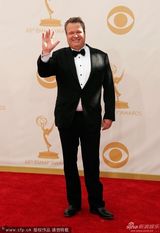 组图：《摩登家庭》艾瑞克-斯通斯崔特喜感十足