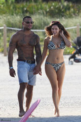 组图：凯莉-布鲁克比基尼巨乳 与男友海滩亲密