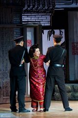 高清组图：秦海璐演《四世同堂》造型夸张 表演奔放