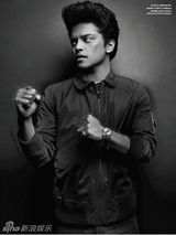 组图：火星哥登杂志写真 揽女模纸醉金迷奢华风