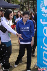 组图：郭晶晶教爱子拜年手势 看旧爱田亮综艺