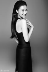组图：韩雯雯黑白光影写真 尽显精致面容