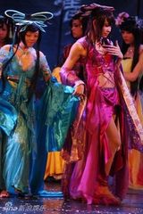 组图：武汉高校男生组建“伪娘团”商演不断