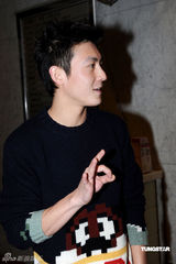 幻灯图：陈冠希跨年之际心情好 休闲装便现身街头