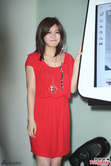 组图：陈妍希红裙甜美亮相 转战歌坛圆发片梦