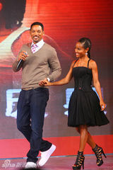 幻灯图集：《功夫梦》北京首映 成龙小史密斯秀醉拳