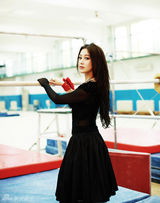 组图：张馨予空灵性感登《时尚健康》封面  