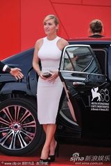 组图：《欲海情魔》首映 温丝莱特裙装贴身玲珑有致