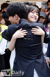 组图：韩团GirlsDay街头送路人爱心抱抱