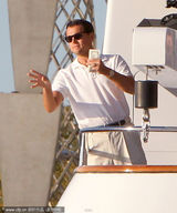 组图：莱昂纳多游艇上撒钱似暴发户 俩泳装辣妹作陪