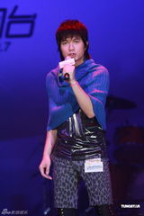 高清图：容祖儿等齐聚歌会 刘德华上演贴身辣舞