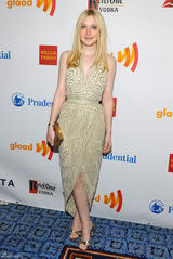 高清组图：达科塔-范宁V领长裙亮相身材窈窕