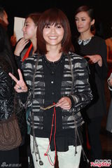 组图：周秀娜穿太空服被吊起 花心前男友遭炮轰