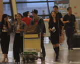 组图：杨钰莹黑裙黑袜秀美腿 挎名包溜达无人识