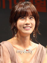 组图：郑在英宣传《棒球手套》搞怪 柳善大笑不断