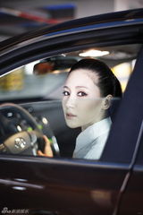 组图：刘梓妍汽车时尚大片演绎干练白领