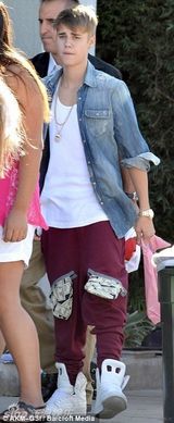 组图：贾斯汀比伯穿金戴银炫富与众女热聊