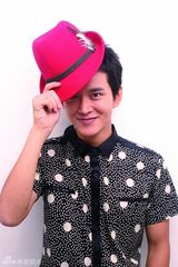 组图：黄明搞怪写真大连拍 童心未泯做鬼脸