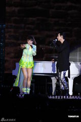 组图：丁当小巨蛋开唱任贤齐助阵 与杜德伟热舞