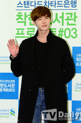 组图：韩星李钟硕出席慈善活动 暖男表里如一