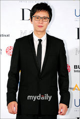 组图：允儿孔贤珠出席釜山亚洲电影之夜